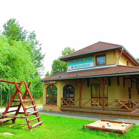 Guest House Meat Heads Pub Komárno Dış mekan fotoğraf