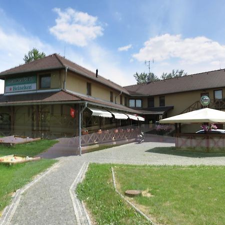 Guest House Meat Heads Pub Komárno Dış mekan fotoğraf