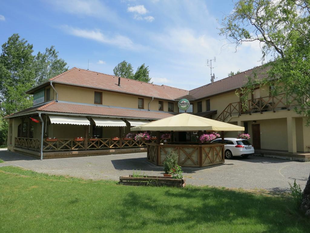 Guest House Meat Heads Pub Komárno Dış mekan fotoğraf